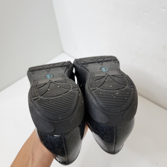 Women’s Grey’s Anatomy  Meredith Soft Walk Clogs Size 7.5 - Picture 9 of 9